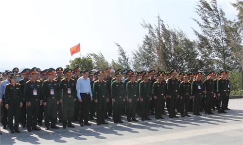 Đoàn đại biểu doanh nghiệp quân đội dâng hương tại Khu tưởng niệm các liệt sỹ Gạc Ma