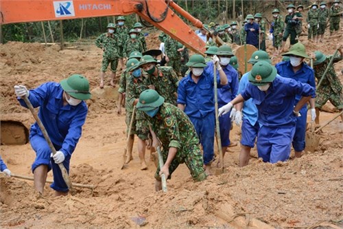  Tìm kiếm cứu nạn ở Sở chỉ huy tiền phương Quân khu 4 đã tìm thấy 7 thi thể trong Đoàn cán bộ công tác gặp nạn hôm 12-10.